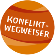 Orangefarbene, kreisförmige Grafik mit dem Wort „Konfliktwegweiser“ in weißen, fetten, stilisierten Buchstaben. Der Hintergrund ist mit helleren und dunkleren orangefarbenen, geschwungenen Streifen versehen.